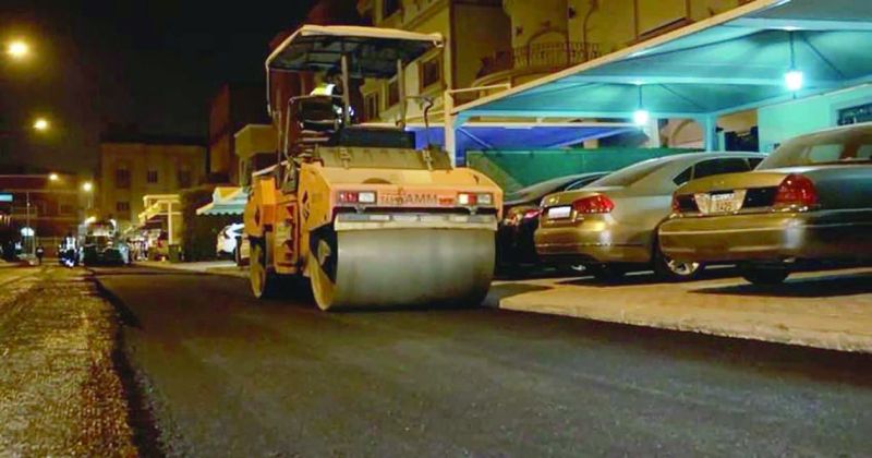 جانب من أعمال فرش الأسفلت في منطقة عبدالله المبارك