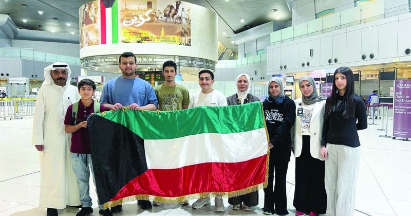 الوفد الكويتي في المطار قبل مغادرته