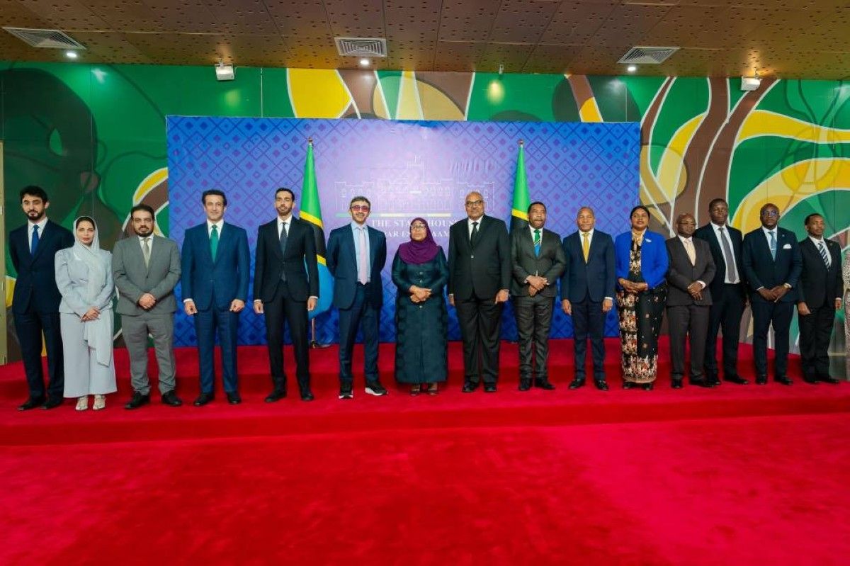 رئيس الدولة يمنح رئيسة تنزانيا وسام أم الإمارات