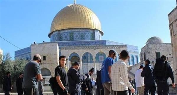 مستوطنون يقتحمون باحات المسجد الأقصى تحت حماية شرطة الاحتلال الإسرائيلي