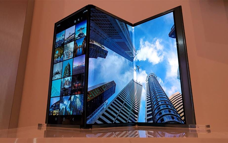 هل ستطلق سامسونج أول هاتف ثلاثي الطي لها في 2025؟