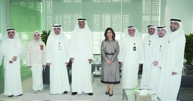 دينا الميلم خلال استقبالها الربيعان ومسؤولي «ديوان الخدمة»