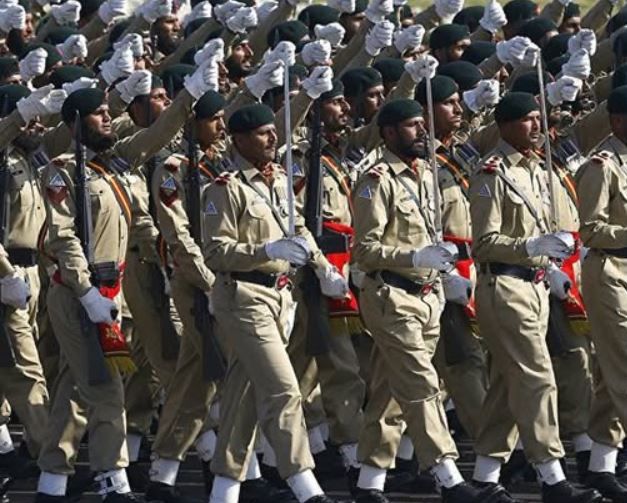 باكستان تعطي الضوء الأخضر لجيشها للرد على الغارات الهندية