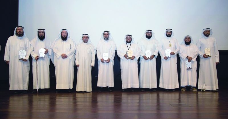 الظفيري يتوسط المكرمين في مشروع «المعلم المتقن»