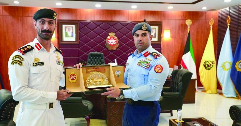 اللواء الجابر مكرماً العقيد الشطي