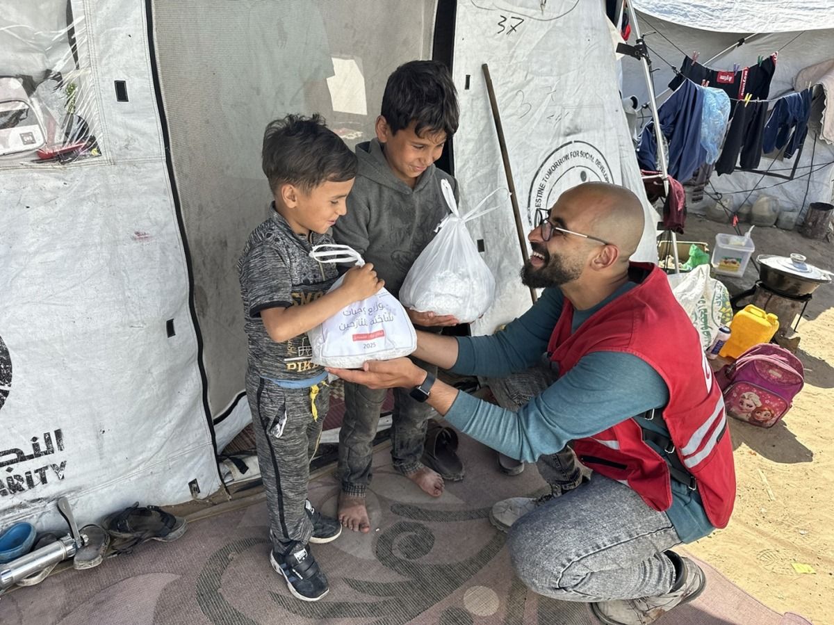 الهلال القطري يوزع 450 ألف وجبة ساخنة للنازحين بغزة