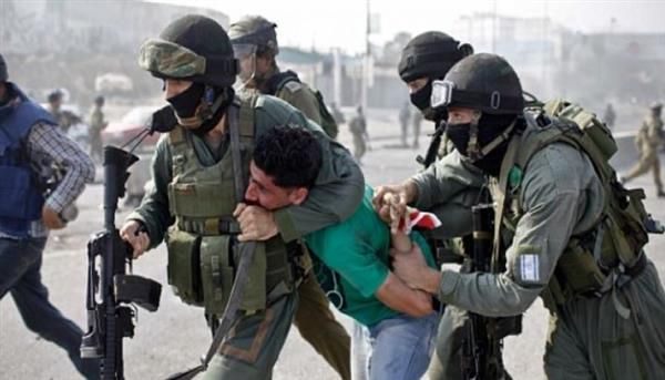 الاحتلال الإسرائيلي يعتقل 43 فلسطينيا من الضفة الغربية ويقتحم عدة بلدات