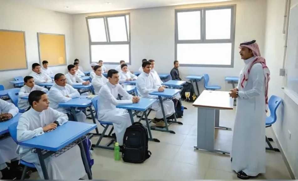 مطالبات بتدرج في تطبيق الشماغ واعتماد ألوان عملية للزي المدرسي الجديد