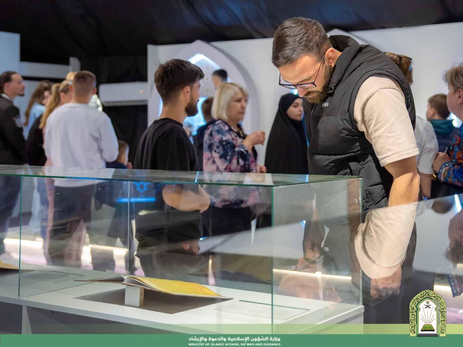 “الشؤون الإسلامية” تبهر زوار معرض “جسور” بتجربة افتراضية للحرمين الشريفين