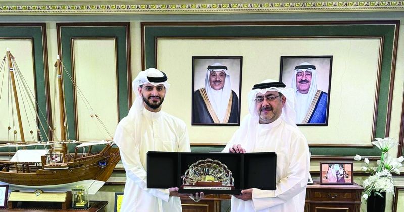 محافظ العاصمة خلال تكريمه سالم العتيبي