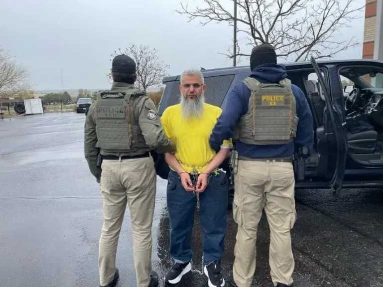 صورة توثق لحظة تسلم حميدان التركي تمهيدًا لترحيله إلى السعودية