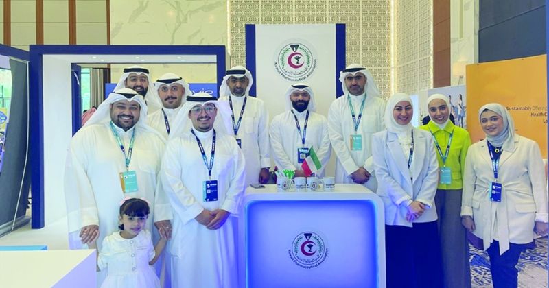 أحمد تقي والوفد المرافق في جناح جمعية الصيدلة الكويتية بالمؤتمر