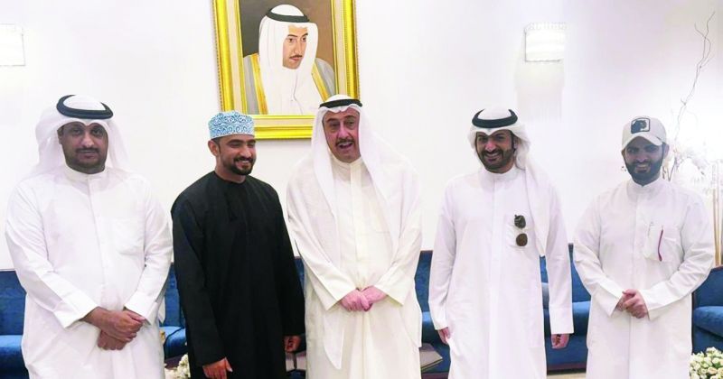 فيصل الحمود متوسطا المجموعة الشبابية