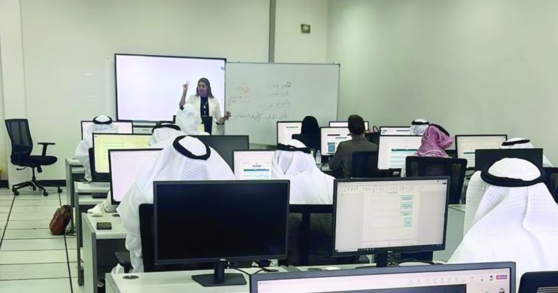 فاطمة معرفي تتحدث في الدورة