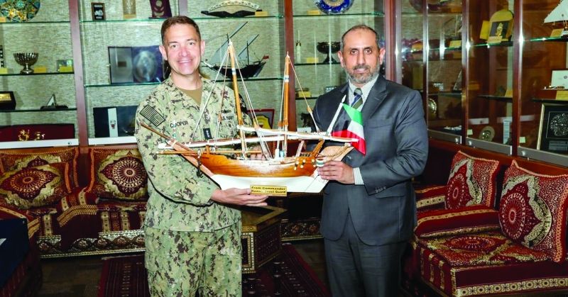 العميد بحري مبارك العلي خلال لقائه الفريق بحري براد كوبر