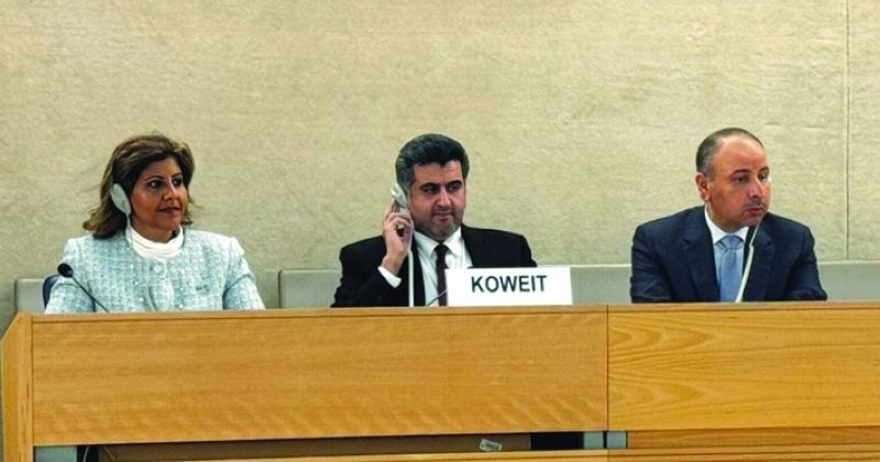 المستشار السميط والسفيرة الدعيج خلال الجلسة