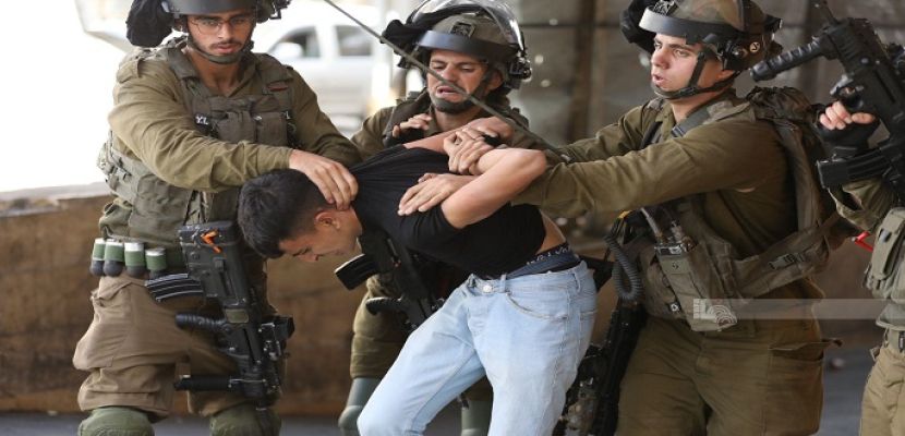 قوات الاحتلال تعتقل 8 مواطنين من نابلس