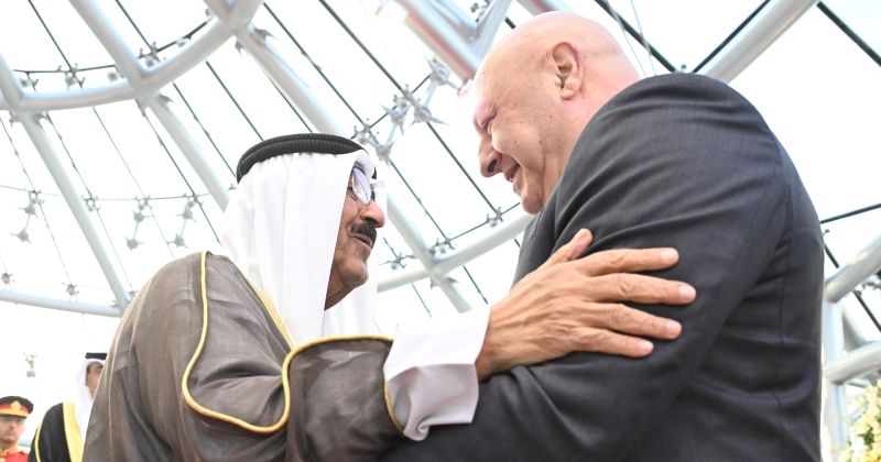 سمو الأمير يستقبل الرئيس اللبناني لدى وصوله إلى البلاد في زيارة رسمية