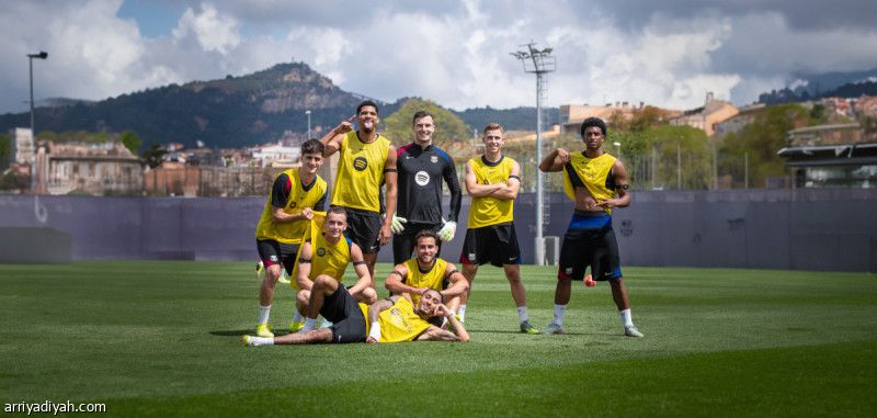 قبل الكلاسيكو 190.. صدارة برشلونة تمنحه 8 ألقاب