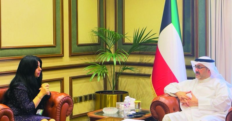 مُحافظ العاصمة خلال استقباله مديرة «البيئة» نوف بهبهاني