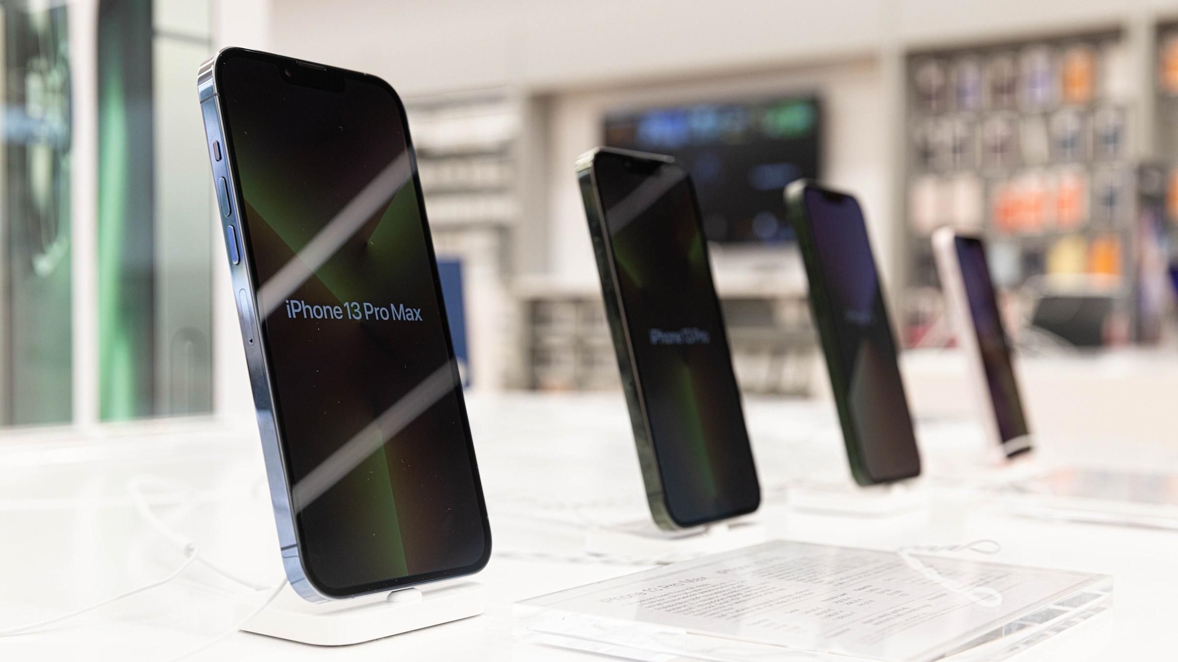 “أبل” تضيف ميزات الأقمار الصناعية للطوارئ إلى iPhone 13 مع إطلاق iOS 18.5