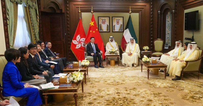 اليوسف يعقد مباحثات رسمية مع رئيس منطقة «هونغ كونغ» الإدارية التابعة للصين