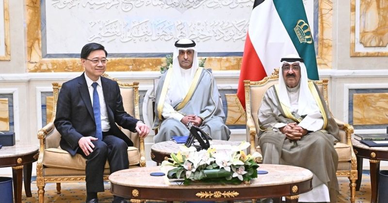 سمو الأمير يستقبل رئيس منطقة هونغ كونغ الإدارية بمناسبة زيارته للبلاد