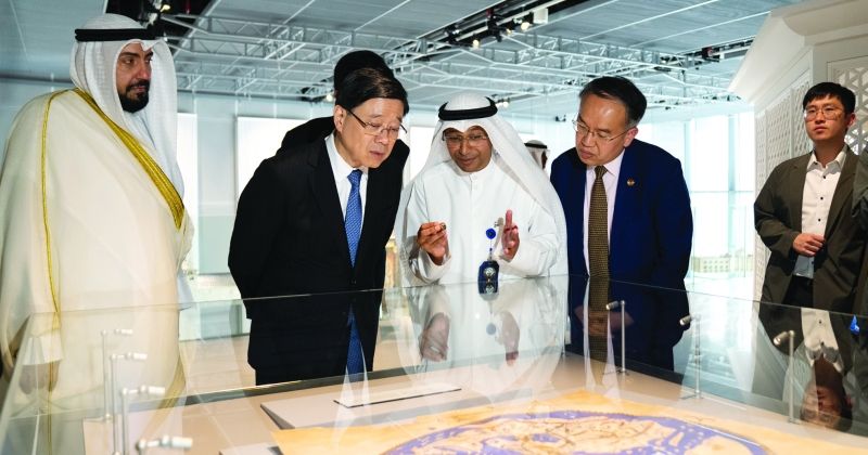 رئيس «هونغ كونغ الإدارية» يزور مركز عبدالله السالم الثقافي