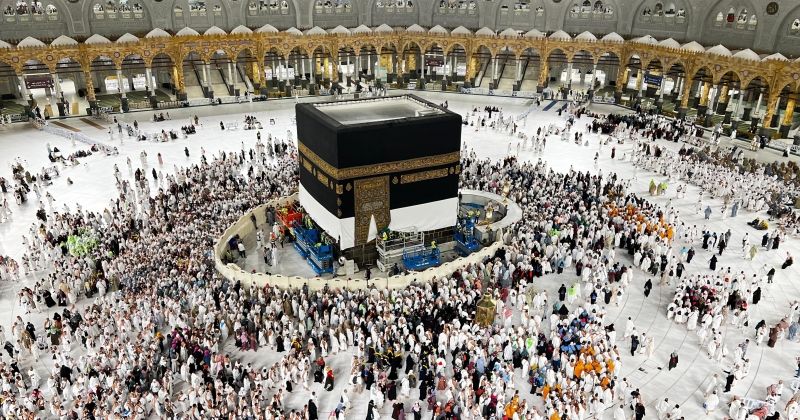 رفع كسوة الكعبة استعداداً لموسم الحج