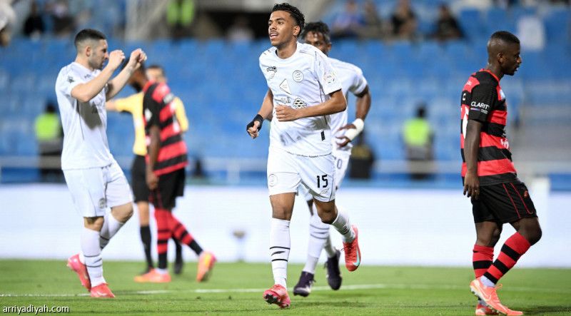 الشباب يُلحق الرياض بالأهلي