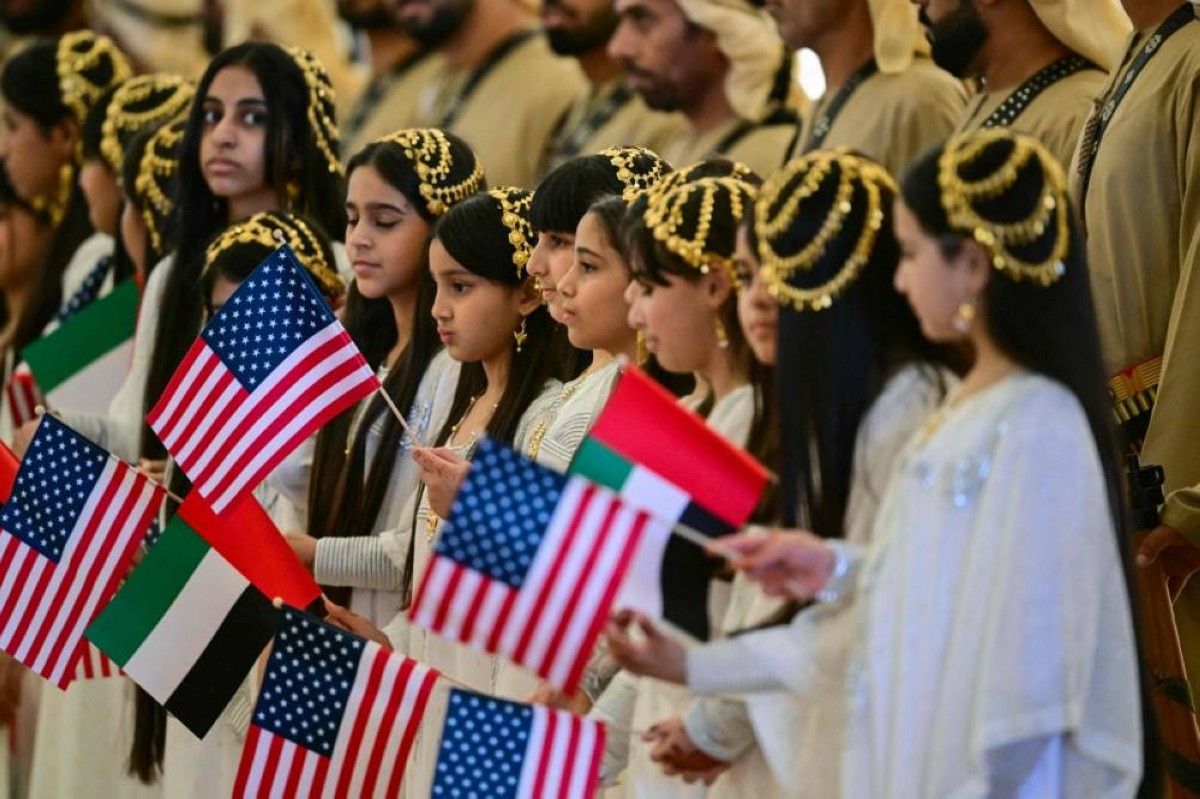 رئيس الدولة في مقدمة مستقبليه.. الرئيس الأميركي يصل إلى الإمارات في "زيارة دولة"