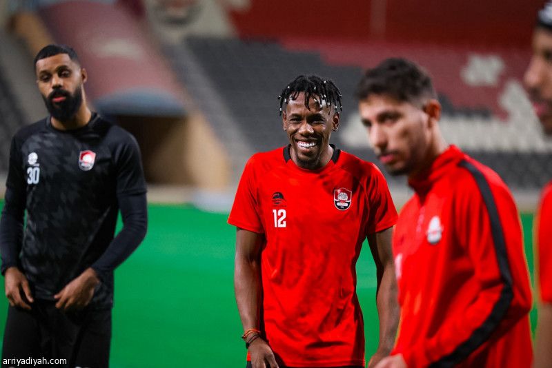 اتحاديان سابقان يحاولان تأجيل حسم الدوري