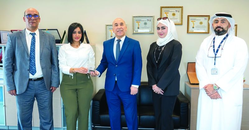 الطالبتان الفائزتان مع إدارة الجامعة