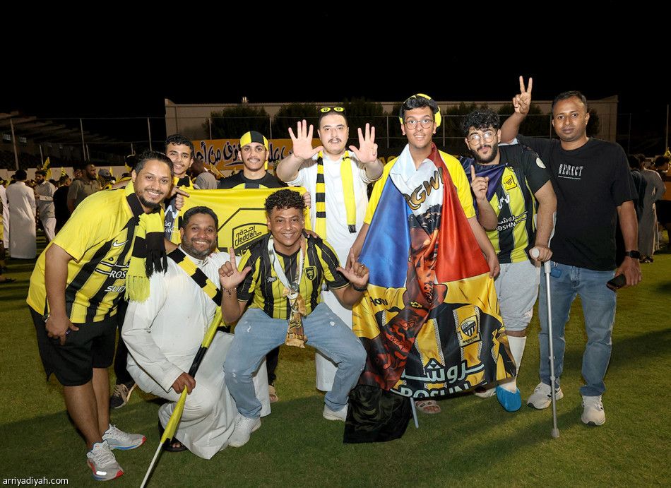 احتفالية الاتحاديين.. هتافات وألعاب نارية ونمور