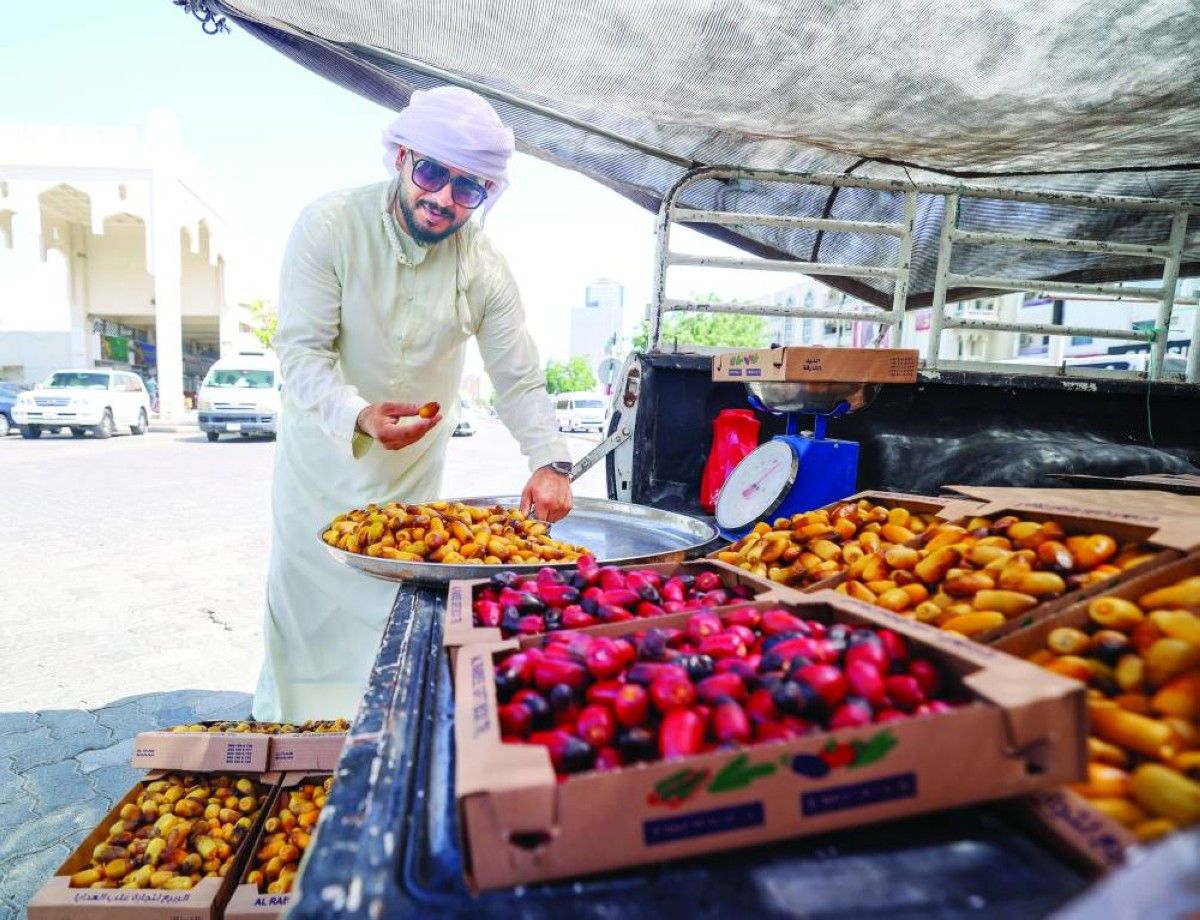 إقبال على تباشير رطب النغال العماني في الفجيرة