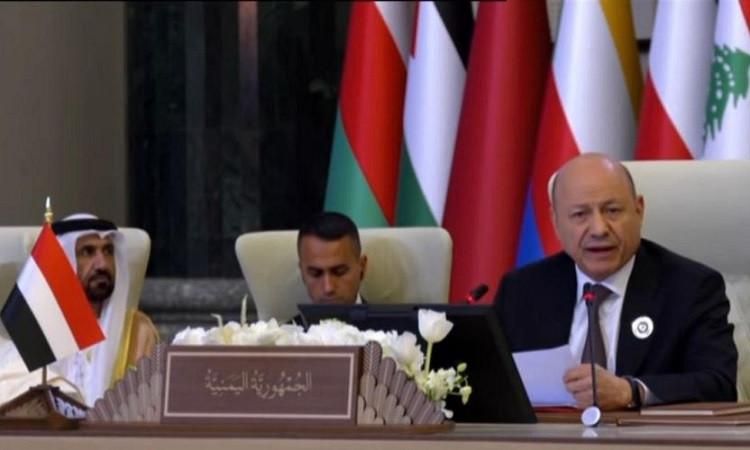 رئيس الرئاسي اليمني: نرفض تهجير الشعب الفلسطيني وندعم حل الدولتين