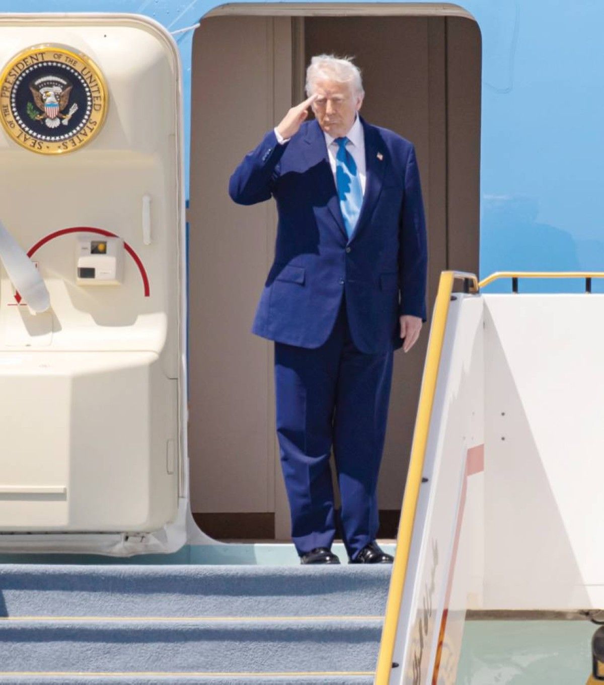 رئيس الدولة يودع الرئيس الأمريكي في ختام زيارته إلى الإمارات