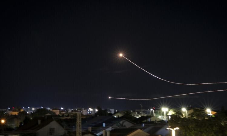 الحوثيون يعلنون استهداف مطار بن غوريون في إسرائيل بصاروخين