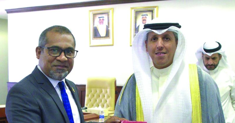 الوسمي ووزير خارجية المالديف يتبادلان الهدايا التذكارية