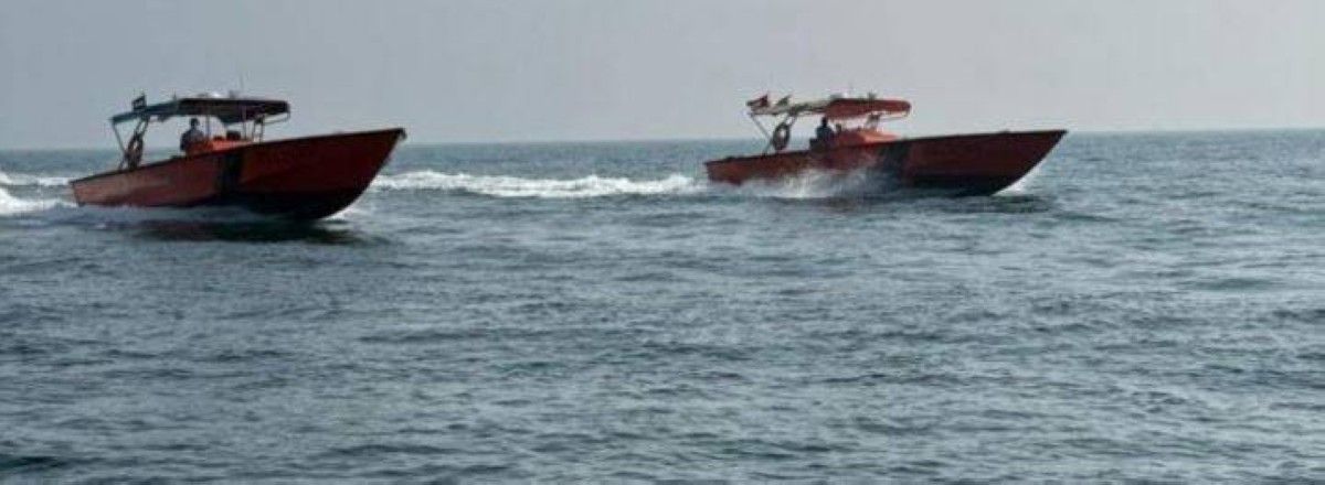 الحرس الوطني ينفذ عملية إخلاء لـ 13 شخصًا من قارب غارق قبالة سواحل الإمارات