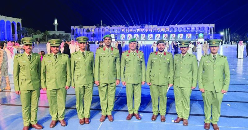 وزير الحرس السعودي واللواء سالم يتوسطان الضباط الخريجين