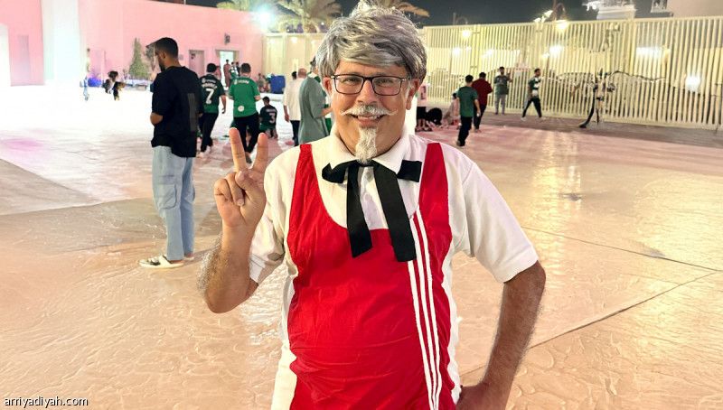 شبيه مؤسس كنتاكي يحضر مباراة الأهلي والاتفاق