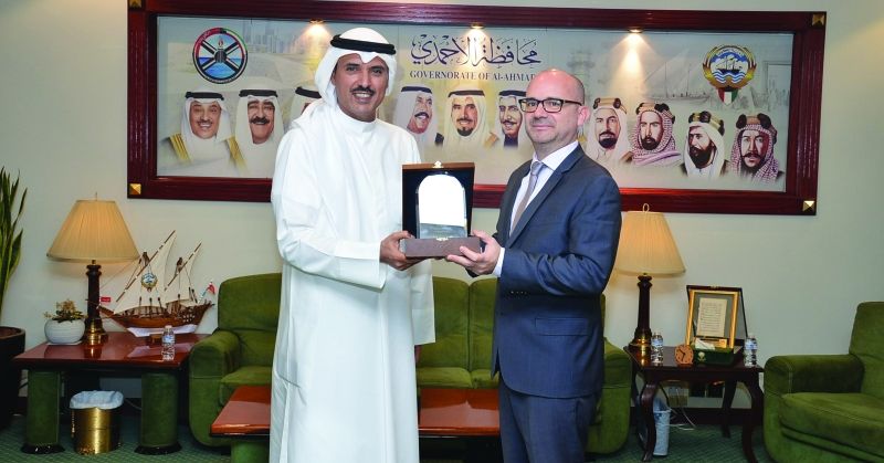 محافظ الأحمدي خلال استقباله سفير فرنسا