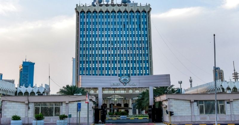 «الإعلام»: الالتزام بالمصادر الرسمية واجب مهني.. والمخالفة تعرض للمساءلة