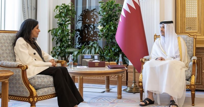 رئيس الوزراء القطري يبحث مع الوزيرة المشعان سبل تعزيز التعاون