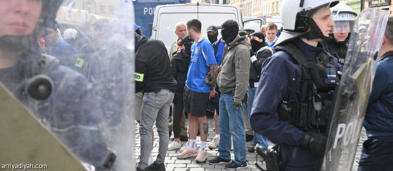 الشرطة تتدخل.. اعتقالات واشتباكات بين جماهير تشيلسي وريال بيتيس