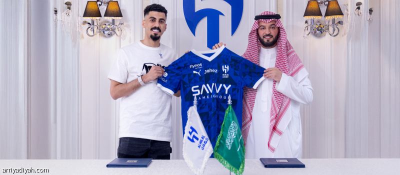 لاجامي رابع نصراوي يرتدي قميص الهلال