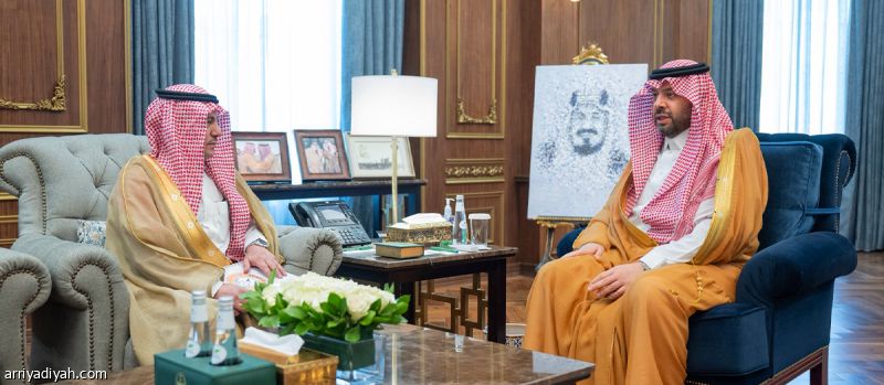 أمير الحدود الشمالية يستقبل إدارة عرعر