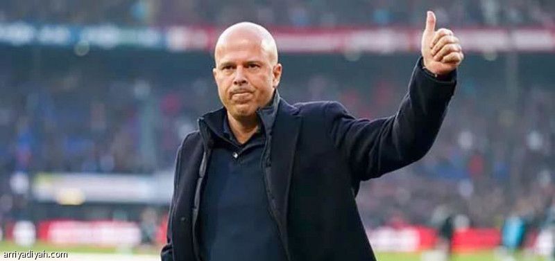 سلوت يتضامن وينسحب من الأفضلية