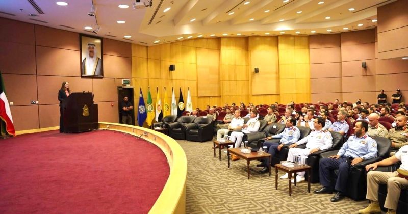 سفيرة بريطانيا تحاضر في كلية مبارك العبدالله للقيادة والأركان